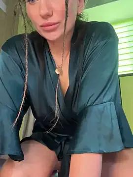 MooonReal on StripChat 