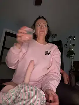 Freechat SweetandSluttyMilf on StripChat